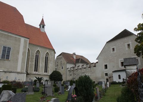 Pfarrhof und Kirche Mariahof